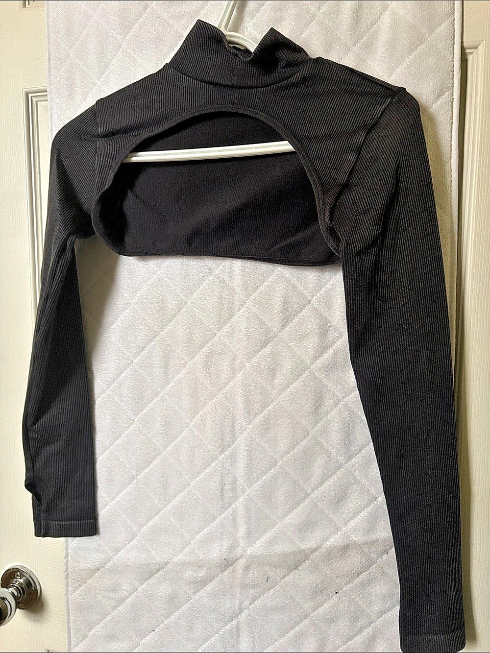 Black Ribbed Long Sleeve Gym Crop Top Like New